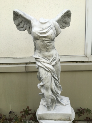 Wunderschöne Engelsfigur Nikè – 80 cm – aus massivem Stein